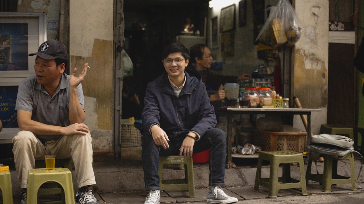 Khách ngồi quán cà phê vỉa hè Việt Nam
